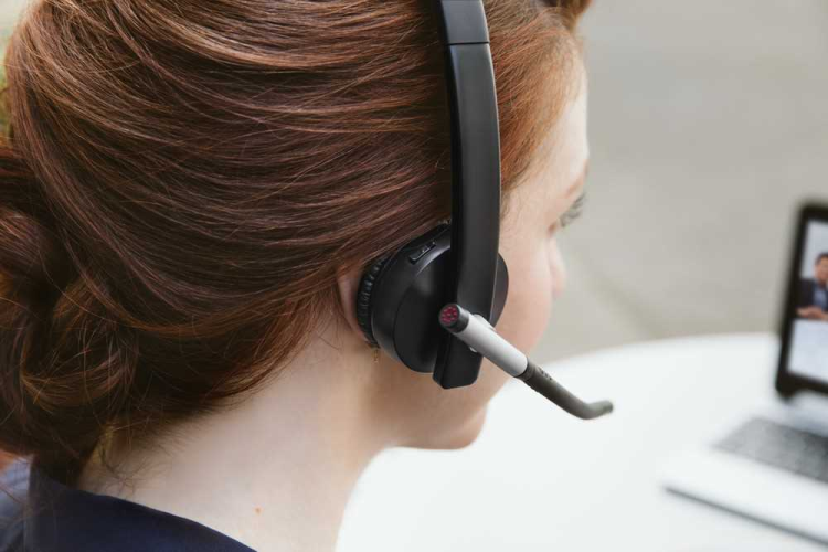 Гарнитура беспроводная Logitech H820e Mono (DECT, в комплекте зарядная подставка, адаптер переменного тока, USB-кабель) (M/N: A-00058)